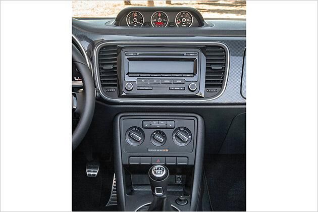 Die Mittelkonsole kommt mit wenigen Schaltern und Knöpfen aus