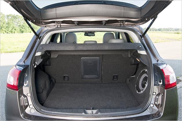 Das Kofferaumvolumen wird mit insgesamt 442 Liter beziffert, wenn auf den Ersatzreifen verzichtet wird