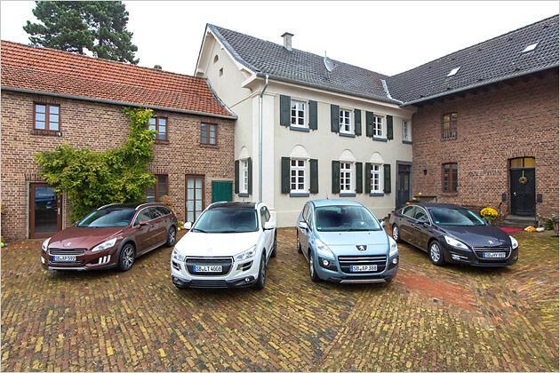 2012 kamen die ersten vier Peugeot mit Allradantrieb: 508 RXH, 4008, 3008 HYbrid4, 508 HYbrid4 (v.l.)