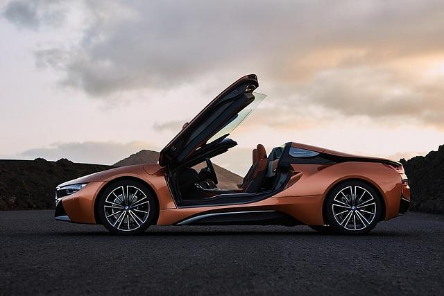 Die Flügeltüren des BMW i8 Roadster sind aus carbonfaserverstärktem Kunststoff