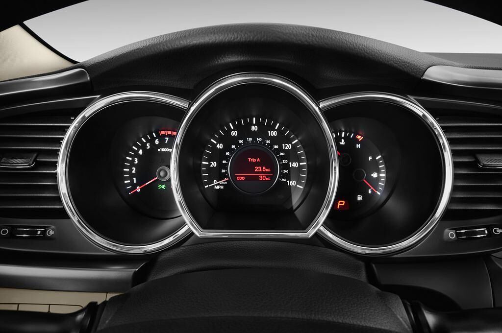 Kia Optima (Baujahr 2012) Attract 4 Türen Tacho und Fahrerinstrumente