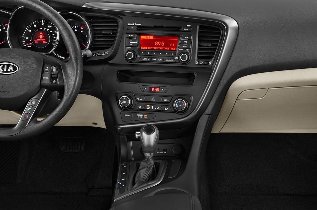 Kia Optima (Baujahr 2012) Attract 4 Türen Mittelkonsole