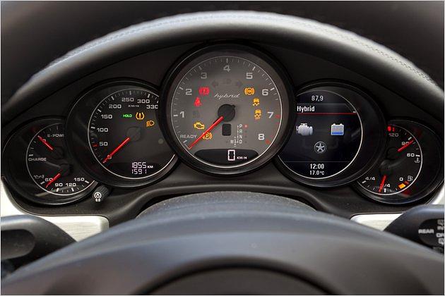 ... zeigt der untere Zeigerbereich des Zentraldisplays an, ob man rein elektrisch unterwegs ist