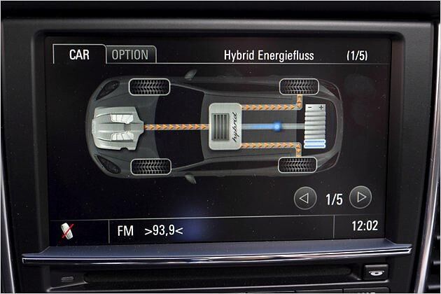 Im Display in der Mittelkonsole lässt sich der Energiefluss des Hybridsystems anzeigen