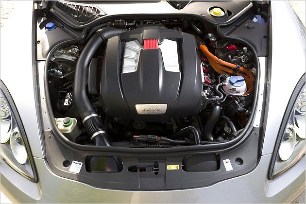 Die orangefarbenen Kabel rechts im Bild gehören zum Hybrid-System