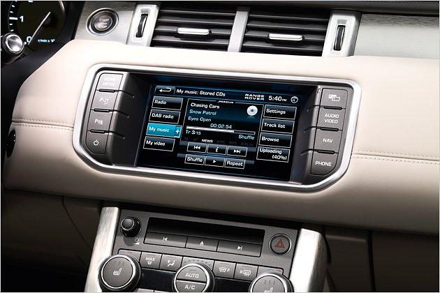 Im Evoque kommt die neueste und damit schnellste Version des Range-Rover-Navis zum Einsatz