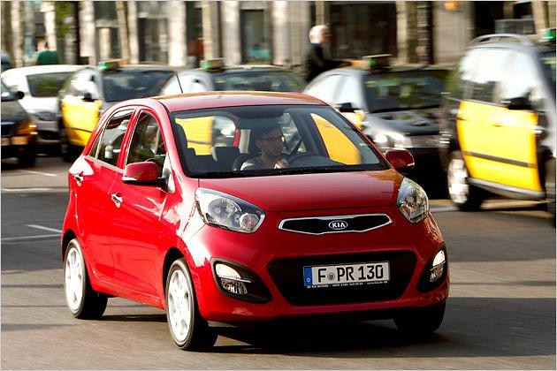 Kia-typische Front mit großen Scheinwerfern und einem Kühlergrill in Doppeltrapezstruktur