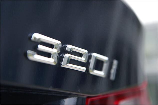 Hier stimmt die Typenbezeichnung noch: der BMW 320i besitzt einen Motor mit zwei Liter Hubraum