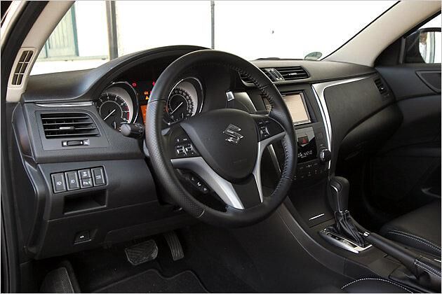 Dunkles Cockpit mit Lederlenkrad