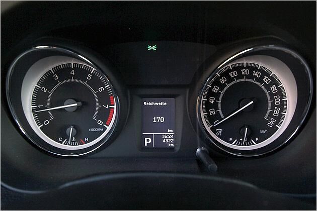 Modern: Ein Display zwischen den Uhren