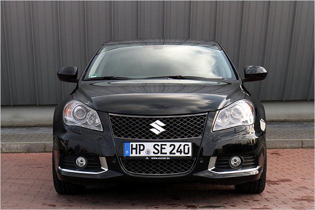 Hinter dem Wabengrill schlägt ein 2,4-Liter-Otto als starkes Herz