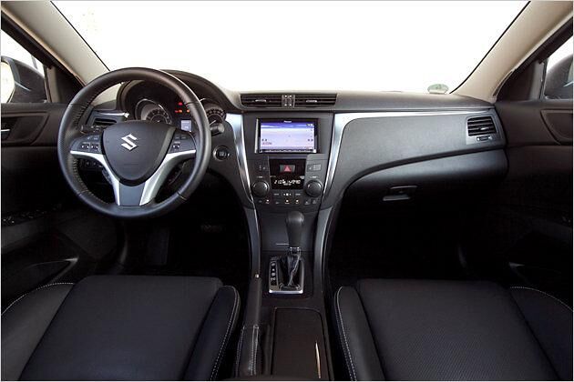 Der Kizashi bietet vorn ausreichend Platz