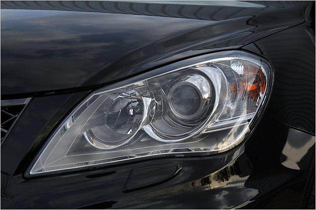 Xenonscheinwerfer sind serienmäßig montiert