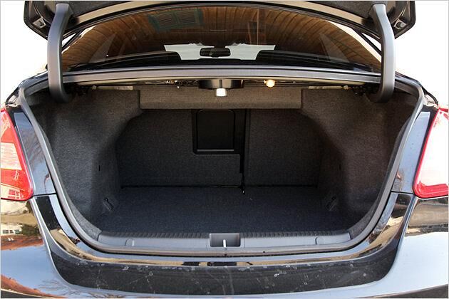 Die Ladeöffnung ist eng geschnitten