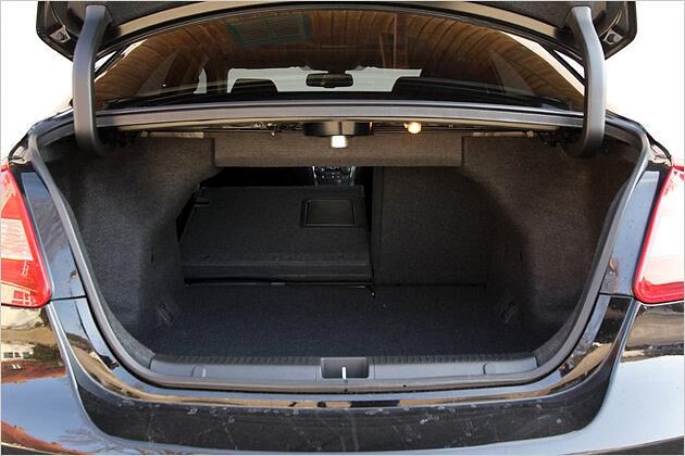 Durch Umlegen der Rücklehnen lässt sich eine Durchreiche schaffen