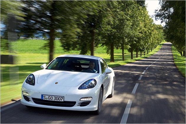 Bestellt werden kann der Panamera Diesel ab sofort, ausgeliefert wird das Fahrzeug ab August 2011