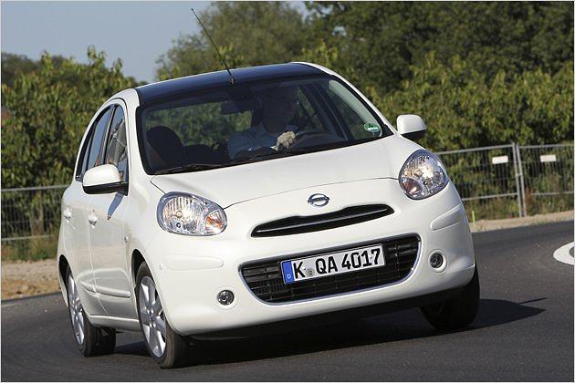 Optional gibt es den Kleinwagen mit einem Panoramadach