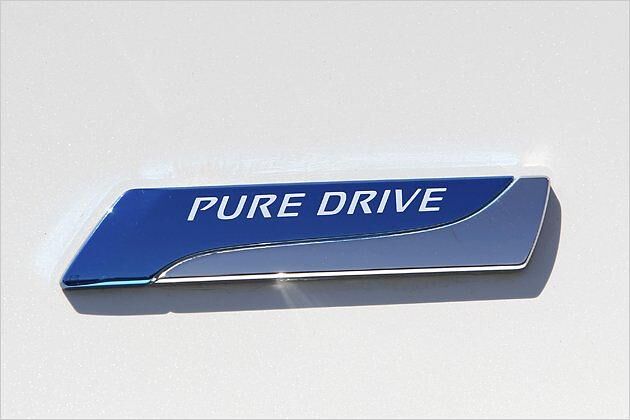 Ein blaues Pure-Drive-Schild kennzeichnet die Nissan-Modelle mit geringerem CO2-Ausstoß als 130 Gramm pro Kilometer