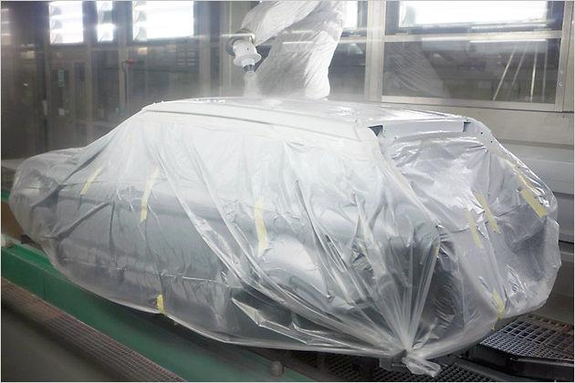 Der Roboter spritzt in diesem Fall weiße Farbe auf das Dach