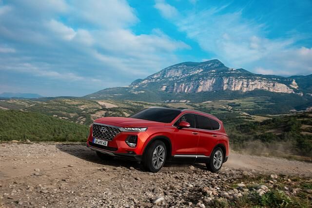 Ein gefälliges SUV, das mit einer Länge von 4,77 Metern seinen Vorgänger um sieben Zentimeter übertrifft und gleichzeitig die bisherige Variante Grand Santa Fe ersetzt