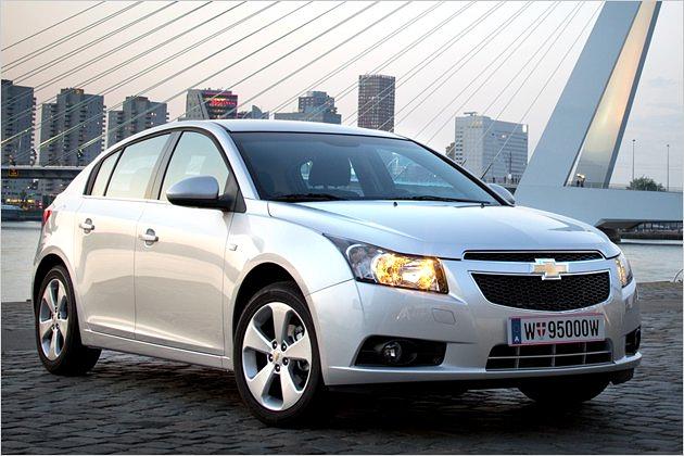 Auffälliges Markenlogo: Der Bowtie (deutsch: "Fliege") schmückt die Front