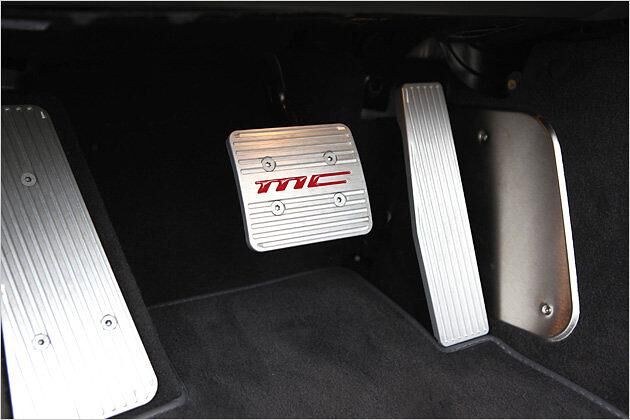 Die Fahrerfüße treten im GranCabrio Sport auf Aluminium-Pedale. "mc" ist ein Ausstattungspaket für ein noch sportlicheres Interieur