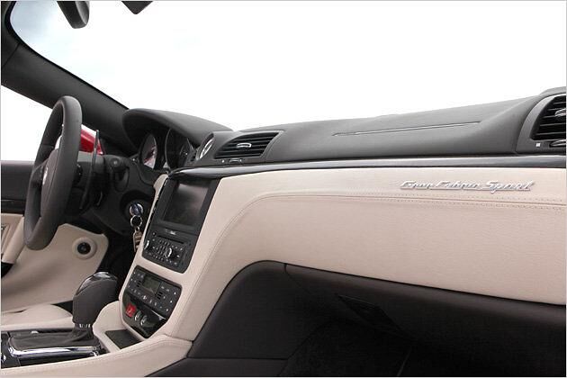 Das "GranCabrio Sport"-Logo prangt auf dem Armaturenbrett der Beifahrerseite