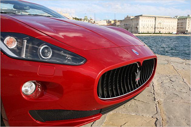 Zwei rote Querbalken im Dreizack kennzeichnen die Sportversion des GranCabrio