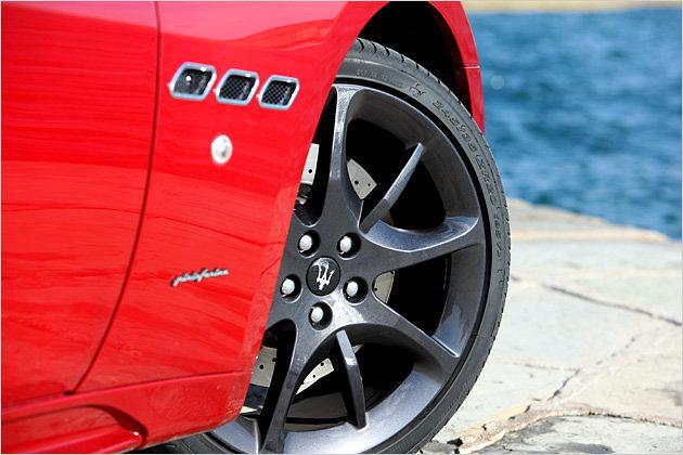 Schwarz lackierte 20-Zoll-Felgen gehören zum Serienumfang