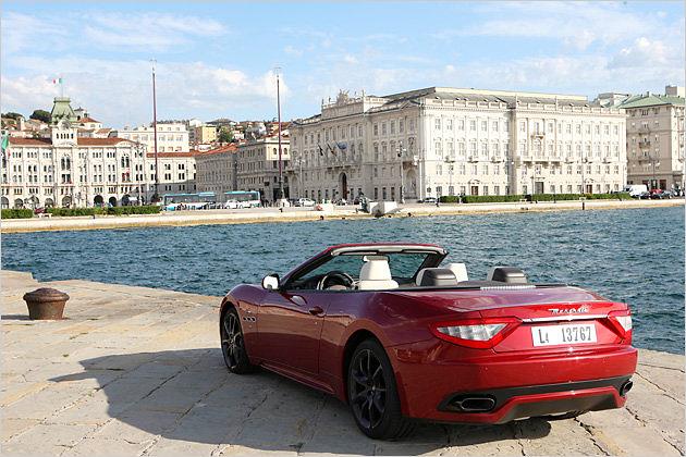Viele kleine Verbesserungen machen den GranCabrio Sport richtig gut. Hier steht der Wagen auf der Molo Audace mit Blick auf die Piazza dell'Unità d'Italia in der italienischen Stadt Triest