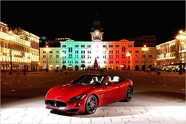 Kraftvoller Auftritt: Der Maserati GranCabrio Sport auf der nächtlichen Piazza dell'Unità d'Italia in Triest
