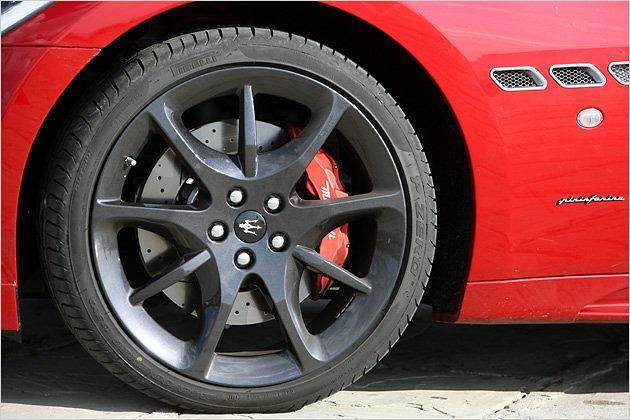 Rote Bremssättel und genutete sowie gelochte Bremsscheiben: Auch die Brembo-Bremsanlage der Sport-Version ist neu