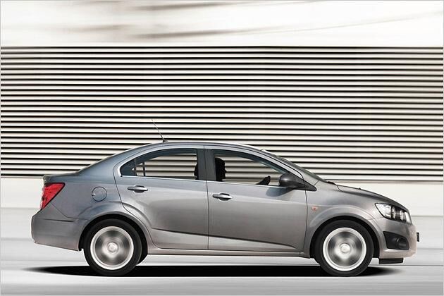 Neben dem Aveo mit fünf Türen und Schrägheck wird auch eine viertürige Stufenheckversion angeboten