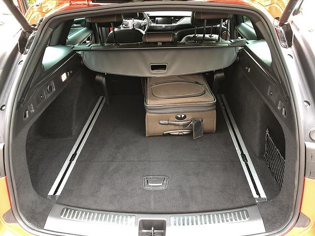 Das Kofferraumvolumen 560 bis 1.665 Liter. Genug um viel Gepäck mitzunehmen