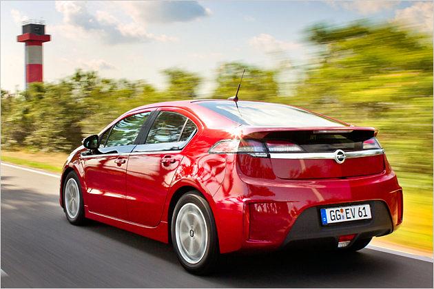 Ist die Batterie leer, erhöht ein Verbrennungsmotor die Reichweite auf bis zu 500 Kilometer