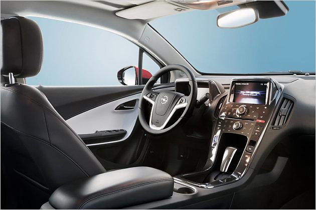 Innen präsentiert sich der Ampera ordentlich verarbeitet