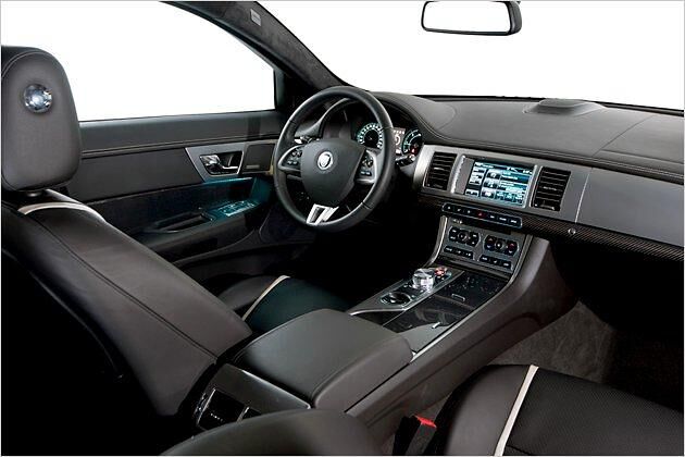 Die breite Mittelkonsole vermittelt ein gutes Raumgefühl