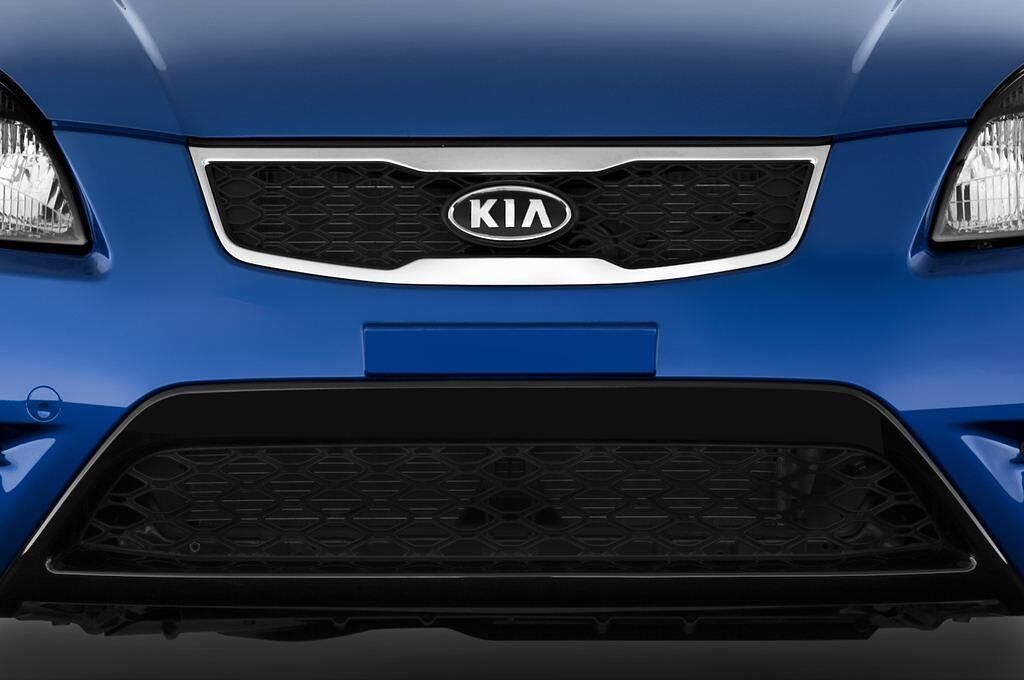 Kia Rio (Baujahr 2011) - 5 Türen Kühlergrill und Scheinwerfer