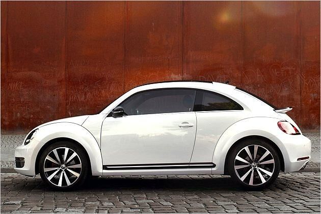 Die Kabine des Beetle sitzt im Vergleich zu seinem Vorgänger, dem New Beetle, weiter hinten. Die Dachlinie wurde vom 1938er Käfer übernommen