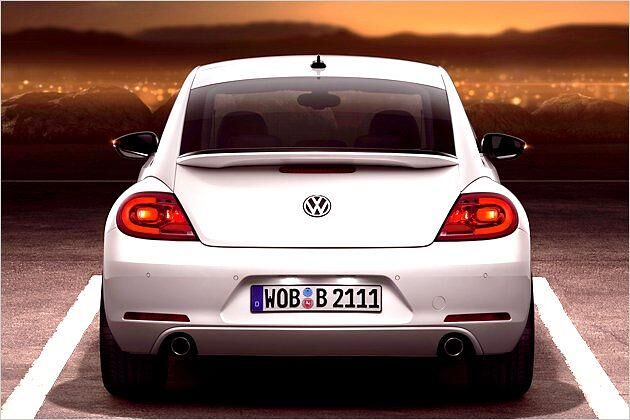 Der Heckspoiler ist bei allen höheren Motorisierungen Serie. Da er oben stets schwarz lackiert ist, wirkt er recht schlank