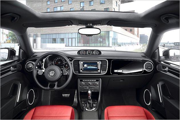 Der Beetle ist auch mit einem gigantischen Panoramadach zu haben (1.190 Euro)