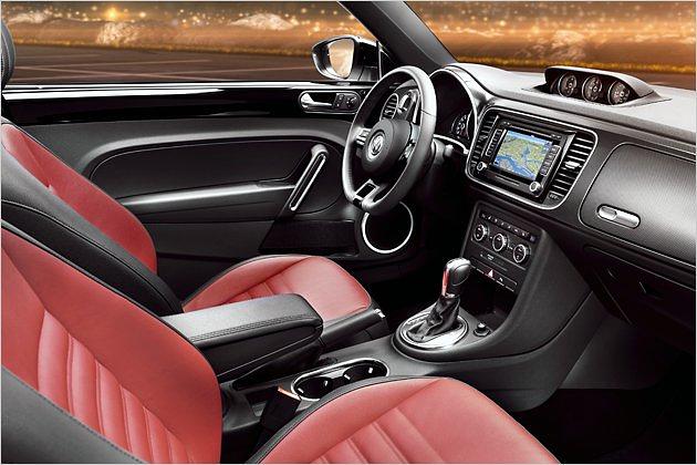 Die Sitze geben sportlichen Seitenhalt, die Mittelarmlehne gibt es nur im Rahmen eines Pakets (Klimaautomatik, Tempomat und eben Mittelarmlehne für 545 Euro)