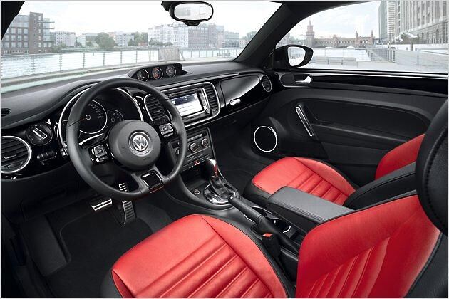 Die Zusatzinstrumente auf dem Armaturenbrett (über dem Navi-Bildschirm) beinhalten eine Stoppuhr, eine Ladedruck- und eine Öltemperatur-Anzeige. Kostenpunkt: 150 Euro