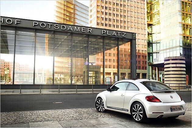 Im Zentrum von Berlin zeigt sich der Beetle erstmals auf der Straße