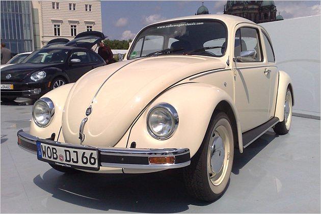 Genau dieser Wagen ist der letzte jemals gebaute Käfer. Im Sommer 2003 lief die Produktion aus
