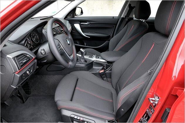 Der 1er Sport Line mit serienmäßigen Sportsitzen und roten Kontrastnähten