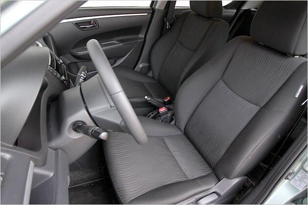 Die Sitze für Fahrer und Beifahrer bieten ausreichenden Seitenhalt