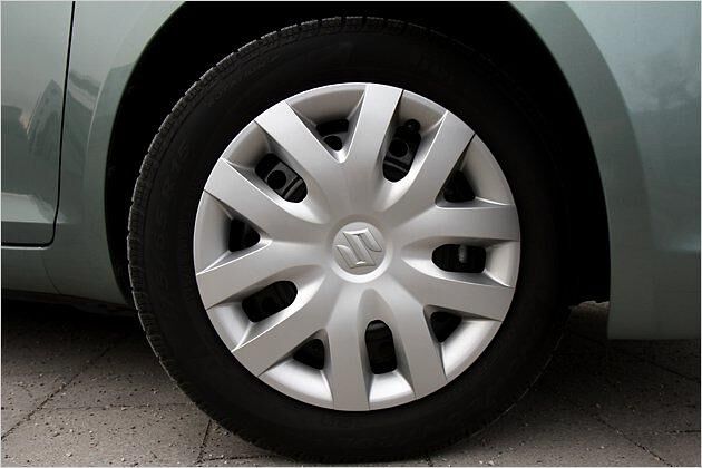 In der Club-Ausstattung rollt der Swift Diesel auf Stahlrädern im 15-Zoll-Format