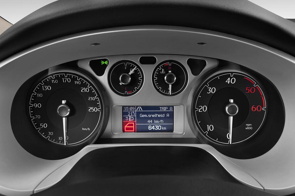 Lancia Delta (Baujahr 2013) Platinum 5 Türen Tacho und Fahrerinstrumente