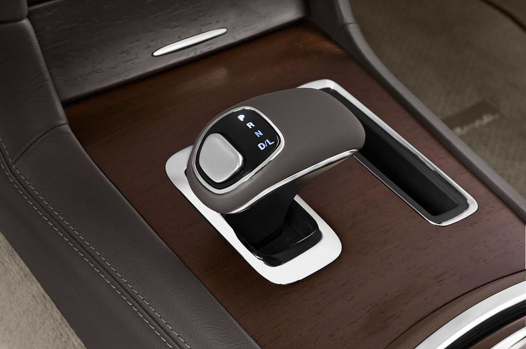 Lancia Thema (Baujahr 2011) Platinum 4 Türen Schalthebel